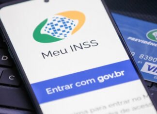 O país do “até quando?”: como o escândalo e a revolta genuína são convertidos em ruído e apagamento